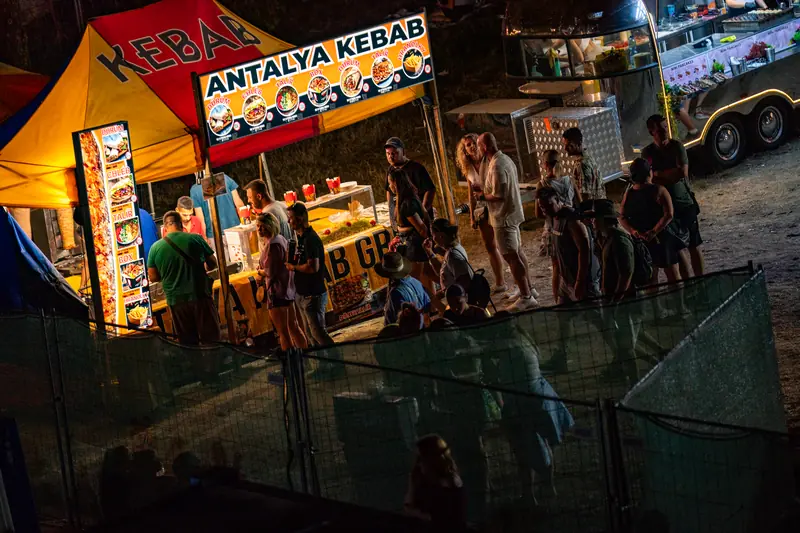 Večerní stánky s jídlem v areálu festivalu